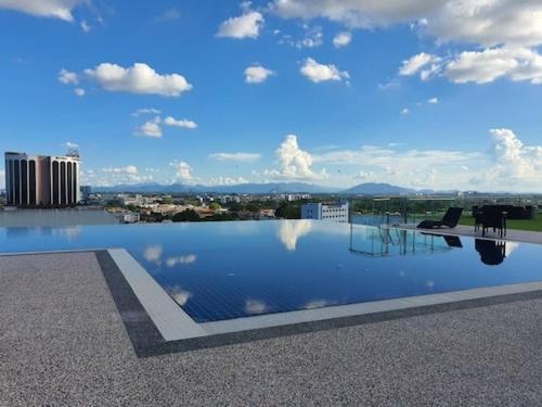 Kozi Square Infinity Pool Iii * Kuching